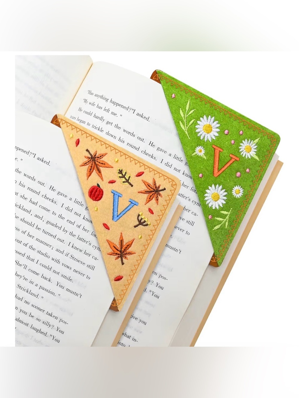 Embroidered Corner Bookmark - Green Daisy. Letters V & W